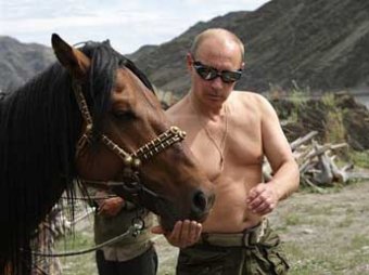 Путин посчитал свои фото с голым торсом вполне политкорректными