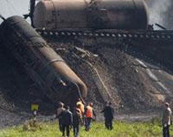 Товарняк сошел с рельсов после столкновения с "Ладой Калина"