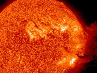 Астрономы засняли на Солнце необычную и крайне мощную вспышку
