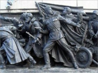 Памятник красноармейцам в Софии разрисовали героями американских комиксов