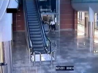 В Шереметьево открестились от обвинений матери пострадавшего в лифте мальчика