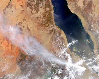 Спутник NASA заснял жерло извергающегося африканского вулкана
