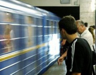 В столичном метро пассажир разбился, выпав из вагона