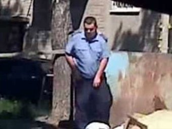 В Воронеже пьяный полицейский справил нужду во дворе и сел за руль