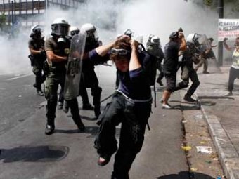 В Греции вспыхнули массовые беспорядки: около полусотни человек ранено