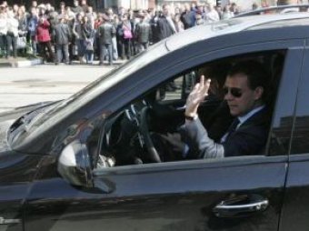 В Казани Медведев на "Мерседесе" едва не въехал в толпу людей