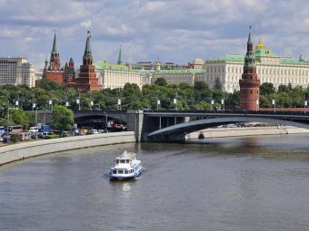 На Москва-реке баржа врезалась в теплоход с выпускниками