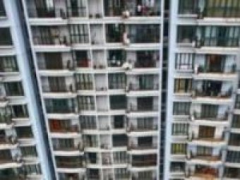 В Китае женщина поймала выпавшую с 10-го этажа девочку