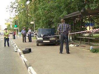 В Москве автомобиль сбил трех человек на остановке и скрылся