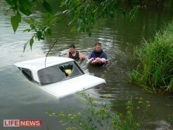 На Кубани пьяные родители утопили в пруду машину с детьми