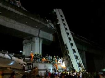 В Китае два вагона скоростного поезда упали с моста: 11 погибших