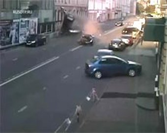 Страшное ДТП в центре Москвы: спорткар влетел в припаркованные машины