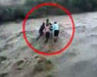 Шокирующее видео из Индии: целую семью смыло селевым потоком