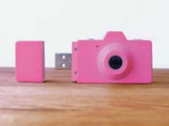Японцы выпустили супермаленькую камеру в виде флэшки