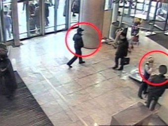 СМИ: смертник из Домодедово" проник в аэропорт, пока милиционер флиртовал с уборщицей