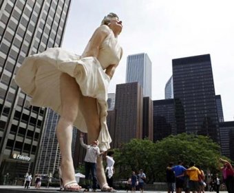 В Чикаго открыли гигантский памятник Мерилин Монро: каждый может заглянуть ей под юбку