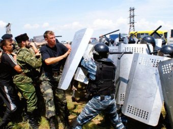 В Крыму казаки подрались со спецназом из-за креста