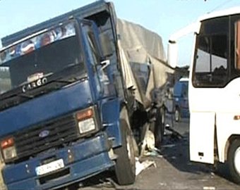 В Кемеровской области автобус столкнулся с грузовиком: 6 погибших, 23 раненых