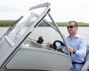 Медведев заснял на «мыльницу» подводный мир Волги: блогеры снова негодуют