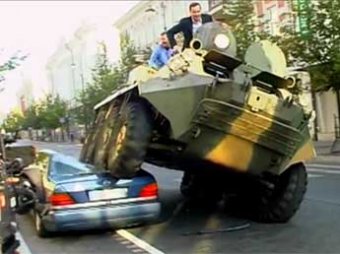 Борьба с неправильной парковкой по-литовски: машины нарушителей раздавил БТР