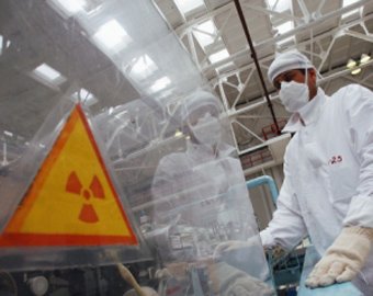Японцы собирают зараженную землю вокруг японской АЭС "Фукусима-1"