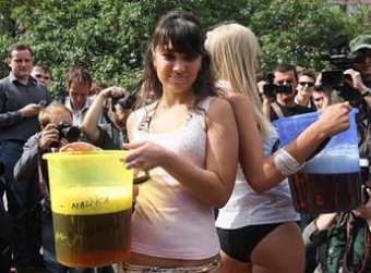Фанатки Медведева устроили стриптиз за пиво