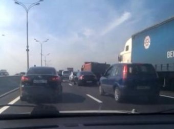 Водитель "Лексуса" с мигалкой напал на журналиста "Новой газеты"