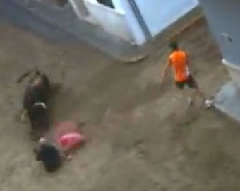 В Испании бык насмерть затоптал мужчину с розовым зонтиком