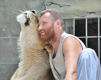 Украинец заперся в вольере со львицей на 35 дней