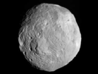 Ученые разглядели на снимках с астероида Веста гигантскую снежную бабу