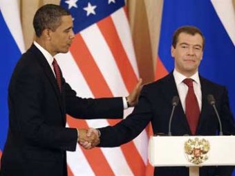Обама предотвратил дефолт США и поддержал политику Медведева