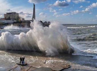 Два человека утонули во время шторма на Черном море в Крыму
