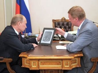 Чубайс показал Путину первый русский планшетник и «вечную» лампочку