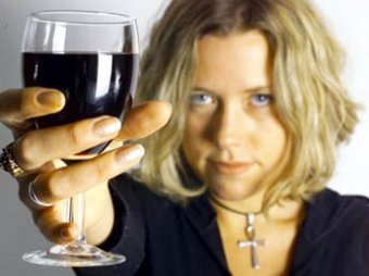 Ученые: алкоголь спасет женщин от болезней старости