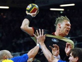 Датский гандболист умер после силового приема