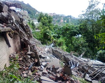 Землетрясение в Индии убило 150 человек