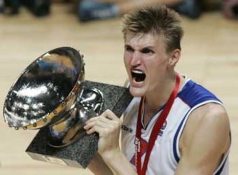 Баскетболиста Кириленко увезли на «Скорой» после победы россиян над словенцами