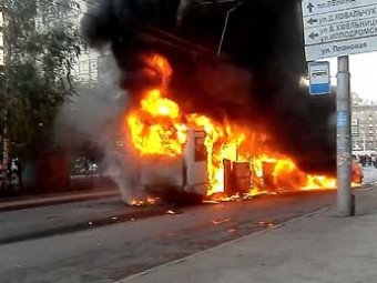 В Новосибирске в страшном ДТП сгорели автобус, две легковушки и погиб ребенок