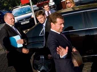 Аноним из "охраны президента" торгует в Сети частными фото Медведева