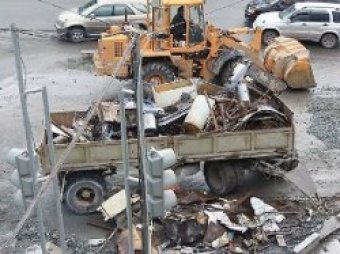 Во Владивостоке КАМАЗ снес стену училища и влетел в помещение: водитель погиб