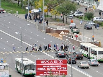 Московского бизнесмена избили и ограбили средь бела дня, когда он остановился на светофоре