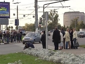 На юге Москвы джип въехал в топпу пешеходов: 7 пострадавших