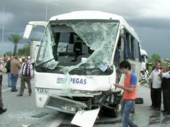 В турецкой Анталье разбился автобус с российскими туристами: 18 пострадавших