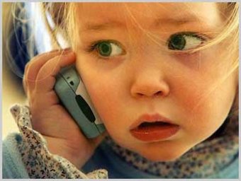 В США двухлетняя девочка спасла свою маму, позвонив по телефону