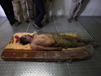 Тело Каддафи выставили на обозрение в холодильнике Торгового центра