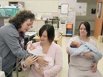 В Америке сестры-близняшки родили детей в один и тот же день
