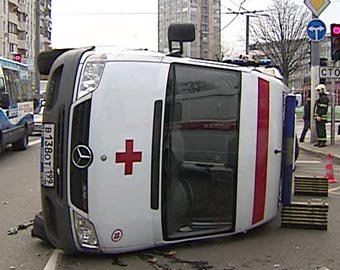 Скорая помощь перевернулась в центре Москвы, четыре человека госпитализированы