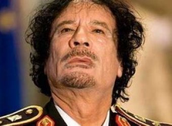 Повстанцы захватили Каддафи: ему прострелили ноги