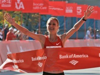 Бегунья из России первая в истории трижды выиграла Чикагский марафон