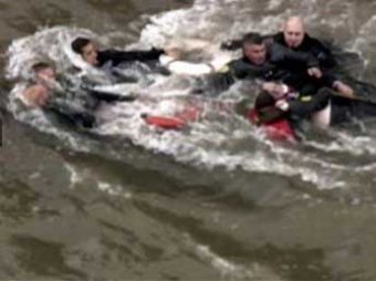 В центре Нью-Йорка вертолет упал в реку